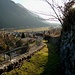 Schöner Weg entlang alten Trockensteinmauern oberhalb Lumino