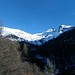 von dem Forstweg aus ist das Etappenziel Col de la Pisse in der Bildmitte erkennbar