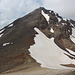 Unterwegs zwischen Aragats-Süd- und Westgipfel - Nach kurzem Aufenthalt am Südgipfel geht's weiter zum "benachbarten" Westgipfel. Hier sind wir beim Abstieg in den Sattel zwischen den beiden Gipfeln. 