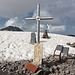 Am Aragats-Südgipfel - Neben dem Gipfelkreuz sind zahlreiche Tafeln und Steine aufgestellt. Im Hintergund sind auch Nord- und Ostgipfel zu erahnen (links bzw. rechts).