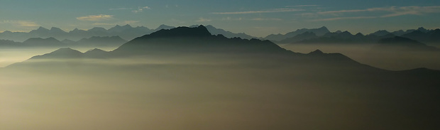 Walliser Alpen am Horizont. Davor hebt sich der Gridone als dunkler Bergstock ab.