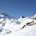 <b>La neve è di buona qualità e la discesa promette sicuro divertimento. Man mano mi alzo di quota lo sguardo si apre sulle belle cime che contornano il Witenwasserengletscher: l’Hüenerstock (2889 m), il Witenwasserenstock (3085 m), il Leckihorn (3068 m), il Rottällihorn (2911 m).</b>