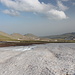 Im Abstieg zwischen Aragats-Südgipfel und Kari-See - Über große Schneefelder geht's in Richtung See.