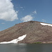 Am Kari-See - Blick zum Hügel Göl Zarad, der sich etwa 50 m über den kleinen Stausee erhebt.