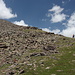Im Aufstieg zwischen Kari-See und Khrebet Karakatar - Am Kamm entlang geht's nun noch hinauf auf die ca. 3.460 m Graterhebung.