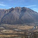Pizzo delle Pecore gegenüber, mit der bemerkenswert gelegenen Alpe Taccarello