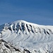 Morgensonne am Ratoser Stein. Die Rinnenstrukturen setzen sich im Schnee darunter fort, was möglicherweise durch den Regen vom Sonntag verursacht wurde