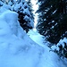 Auf frisch verschneitem und ungespurten Terrain im Ronggwald hoch