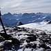 allerlei Gipfelzeichen mit Dolomitenpanorama
