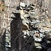 Benna Sopra: il rudere addossato alla parete rocciosa