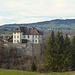 Das Schloss liegt auf einem Sporn über dem Bach Sionge.