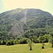 <br />Der Weg auf die Alpe di Ròscera<br /><br />Dieses Foto habe ich einen Tag nach dem Felssturz im Mai 2012 gemacht.<br />___________________________________________<br /><br />"Gemeinde und Kanton installierten Ende 90-er Jahre auf der Alpe di Ròscera ein ständiges Überwachungssystem: Sonden messen die Kluft zwischen der zerfallenden Felsmasse und dem Muttergestein. Sie leiten jede Veränderung direkt an die Gemeindeverwaltung weiter und lösen auch automatisch Alarm bei der Polizei aus. <br /><br />So war es möglich, das Industrieareal rechtzeitig zu evakuieren, als sich Anfang Mai 2002 <br />ein Felspaket von 100 000 Kubikmetern ablöste. Glücklicherweise donnerten die Trümmer nicht auf das Gewerbegebiet nieder, sondern blieben zunächst unter der Abbruchstelle liegen. Die Felsbrocken werden voraussichtlich in Schüben zu Tal gleiten."