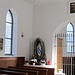 Altar und Decke barock, aber Spitzbogenfenster