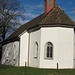 Sebastiankapelle
Anders als die Nothelferkapelle in Oberurnen hat sie Fenster mit einfachem Masswerk und innen ein Kreuzrippengewölbe.
Die stürzenden Linien der Mauern sind kein Parallaxfehler der Kamera ..