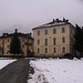 Due delle belle case di Palagnedra. Sulla facciata di quella in primo piano si nota lo stemma con l'arma parlante della famiglia Mazzi.