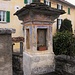 Edicola votiva recante degli affreschi sui quattro lati e l'arma dei Mazzi.