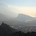 Blick nach Süden: <a href="http://www.hikr.org/tour/post90618.html">Monte Brione</a> vorm Lago di Garda im winterlichen Dunst - der Hochnebel aus der Poebene leckt ständig nordwärts