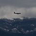 Ein Flugzeug der Germanwings im Anflug auf den Genève-Aéroport. Dahinter ist der verhangene Jura wo der Gipfel des Réculet (1719m) in den Wolken steckt.