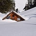 Die Gulmenhütte: bis zur Hüfte im Schnee. Bei einem "richtigen" Winter taucht sie gerne mal ganz unter.
