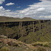 Entlang dieser Abbruchkante verläuft die Grenze zwischen Lesotho (oben) und Südafrika (unten)