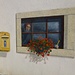 Der Maler späht, ob jemand den Briefkasten benützt