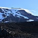 Im oberen Teil des SKigebietes, gut erkennbar ist die letzte Bergstation, das Schneefeld, Flanke und der skyline-ridge selbst, Vor- u. Hauptgipfel