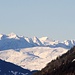 In der Adula-Gruppe sieht das Wetter noch besser aus. Im Vordergrund endlose Schneewüsten im Val Lumnezia