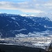 Bei Artimi (P. 1512 m) hat man eine schöne Aussicht auf Chur. Sonnenbeschienen im Hintergrund Berge im Safiental