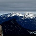 Blick vom Grat zum höchsten der Chiemgauer Alpen: dem im Nebel steckenden Sonntagshorn