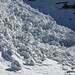 Lawinenschnee auf dem Fahrweg. 
