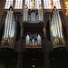 Die Kirche ist hell und hat eine grosse Orgel.