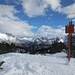 Etwas ungewöhnliches "Gipfelkreuz" am Zäunlkopf und der Blick auf die südlichen Ketten des Karwendels. 