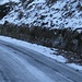 alla partenza il ghiaccio sulla strada che poi diventa neve man mano che si sale