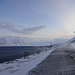 Die alte Uferstrasse von Longyearbyen, die vom Wind gepeitscht wird