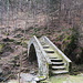 die Steinbrücke abseits des Wanderweges