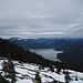 Blick vom Fuß des Gipfelaufbaus zum Walchensee - im Vordergrund die 1600 m hoch gelegene Diensthütte am Simetsberg