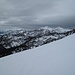 Estergebirge im schönen Schneekontrast vor dem grauen Winterhimmel