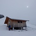 ... zu dieser neuen Hütte auf 1656 m, wo wir - bei einsetzendem Schneefall - unseren Mittagsimbiss einnehmen