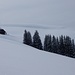 eingeschneite Alp Puntel;
über den Gratrücken dahinter werden Abstieg und Abfahrt, erfolgen