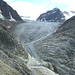 Hier hat jemand eine mehrere dutzend Meter breite Schotterautobahn auf den Gletscher hinaufgebaut, die "Notabfahrt" heißt. 