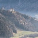 Blick hinüber zur <a href="http://www.hikr.org/tour/post102917.html">Burg Sprechenstein</a>, geheimnisvoll im Dunst gelegen