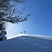 und die letzten Meter lag der Neuschnee gut einen halben Meter hoch. Richtig viel Schnee liegt aber erst, wenn man vom Gipfelkreuz nur noch den oberen Teil sieht, wie z.B. [http://www.hikr.org/gallery/photo981522.html?post_id=59035#1 hier]