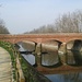 Classico ponte sul canale Villoresi