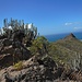 Blick zu einem markanten südlichen Felskopf am Kamm des Morro Meceñe (P. 352 auf unserer Karte)
