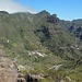 Postkartenblick vom El Tablero nach Masca. Von hier ist es ersichtlich, dass die geniale Lage des Dorfes am Südhang des Pico Verde so viele Touristen anlockt
