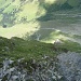 Der Nordanstieg von oben - der Talboden gibt einen Eindruck von der Steilheit der Grasflanke