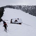 Vorbei an der Alm, rechts oben der Gipfel