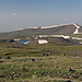 Im Aufstieg vom Kari-See zum Sattel zwischen Aragats Süd- und Westgipfel - Rückblick. Im Hintergrund ist auch der Ararat zu erahnen.