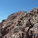 Aragats-Nordgipfel - Über viel brüchiges Gestein geht der Blick zum Gipfelkreuz.