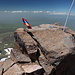 Aragats-Nordgipfel - Auf einem kleinen Felsvorsprung weht die armenische Fahne.